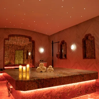 Privé spa suite met warme verlichting